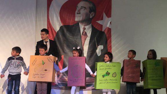 Merkez Atatürk İlkokulu Öğrencilerinden "Her Sınıf Bir Piyes Oynuyor"Etkinliği